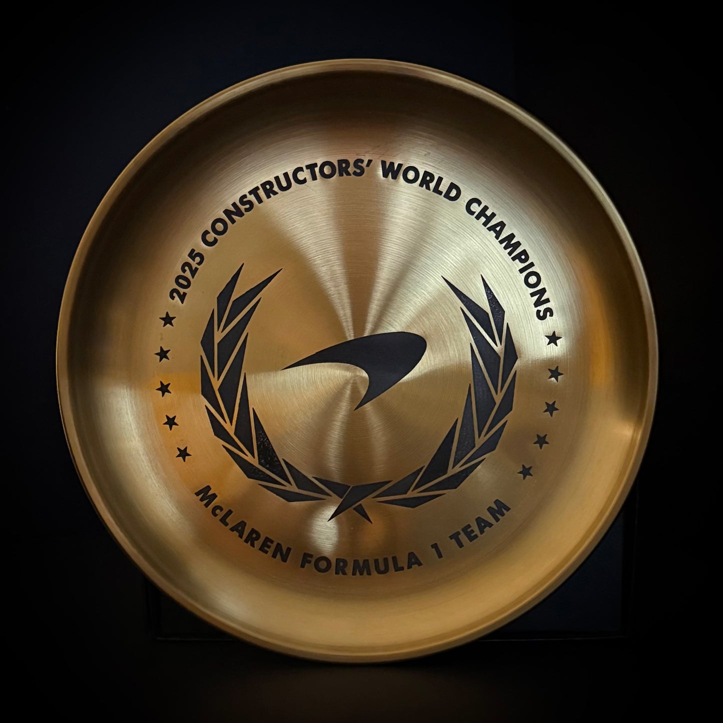 Display Plate – Papaya-Inspired Racing Crest