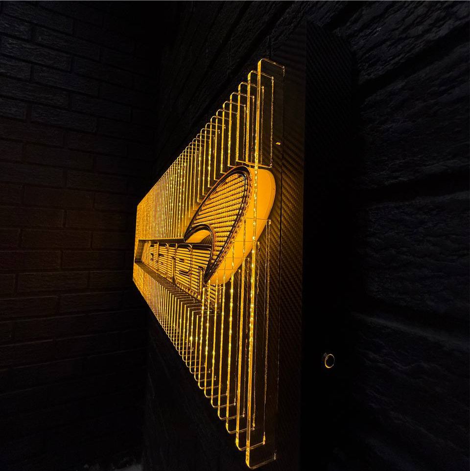 Supercar Glow – Racing-Inspired Sculpture